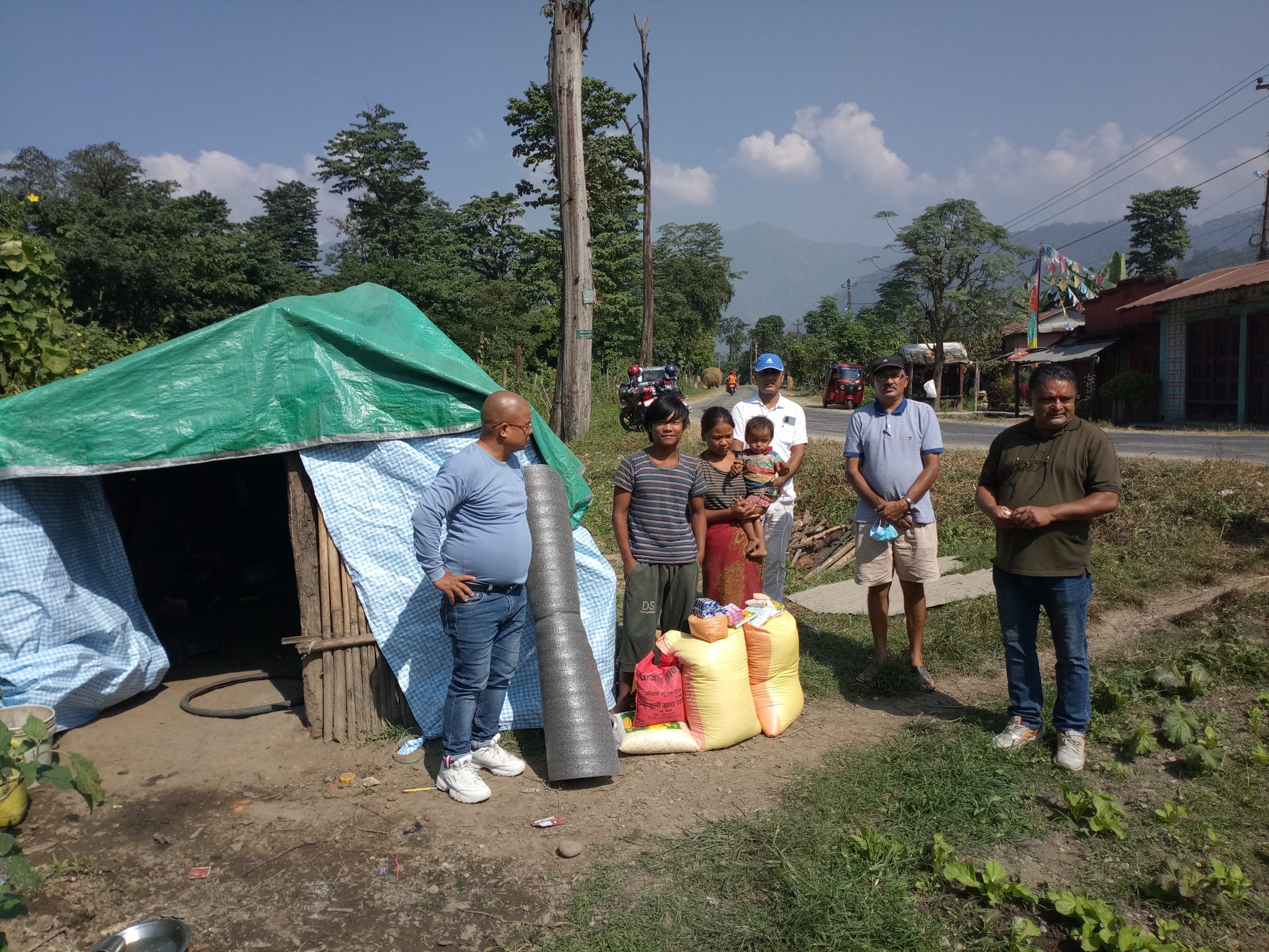 कालिका-८ को शक्तिखोर जाने सडकमा बस्दै आएका चेपाङ दम्पतीलाई त्रिपाल र खाद्यान्न सहयोग