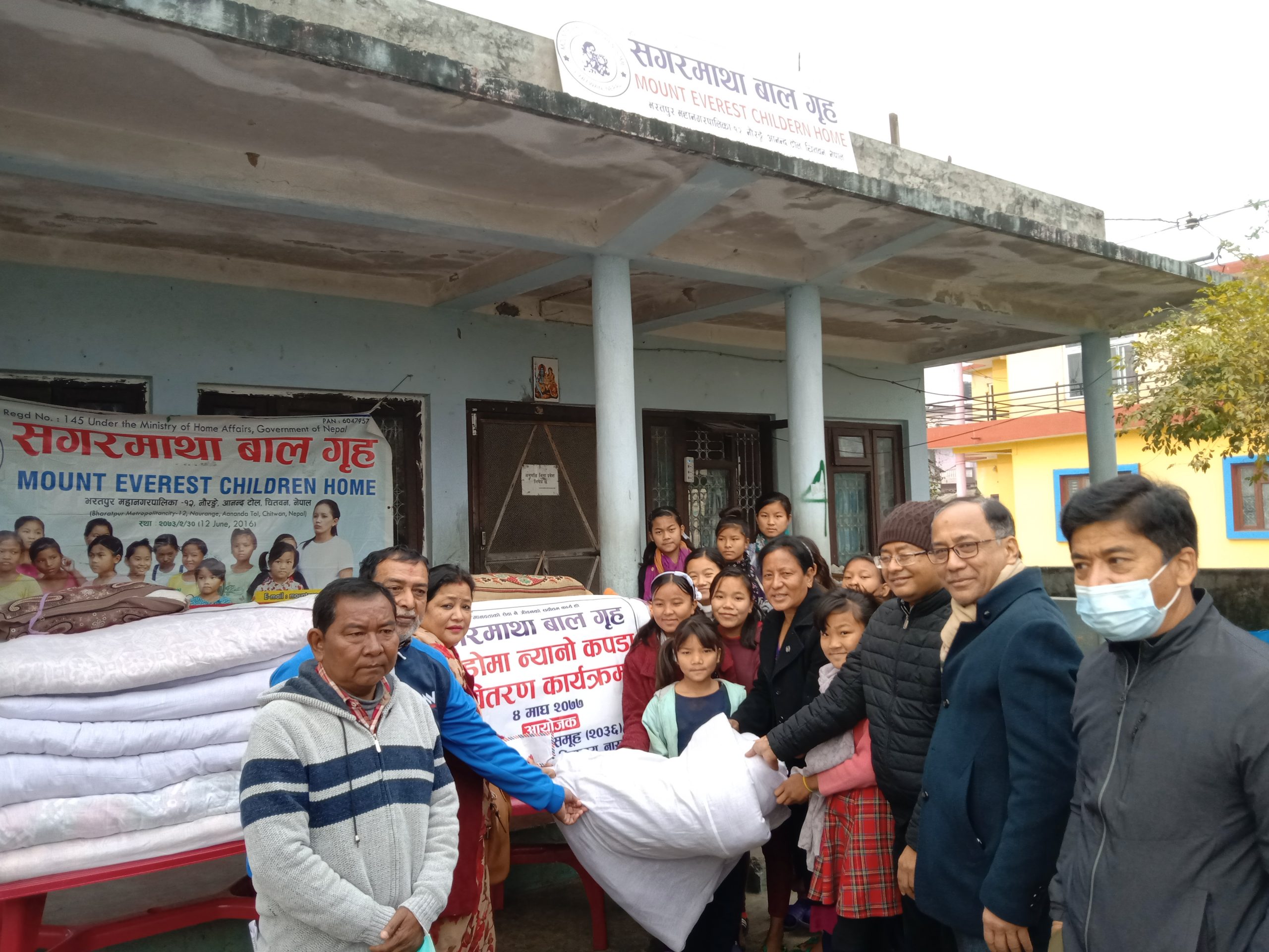 सगरमाथा बालगृहमा आश्रित बालिकाहरुलाई मित्र मिलन समूहद्वारा न्यानो कपडा सहयोग