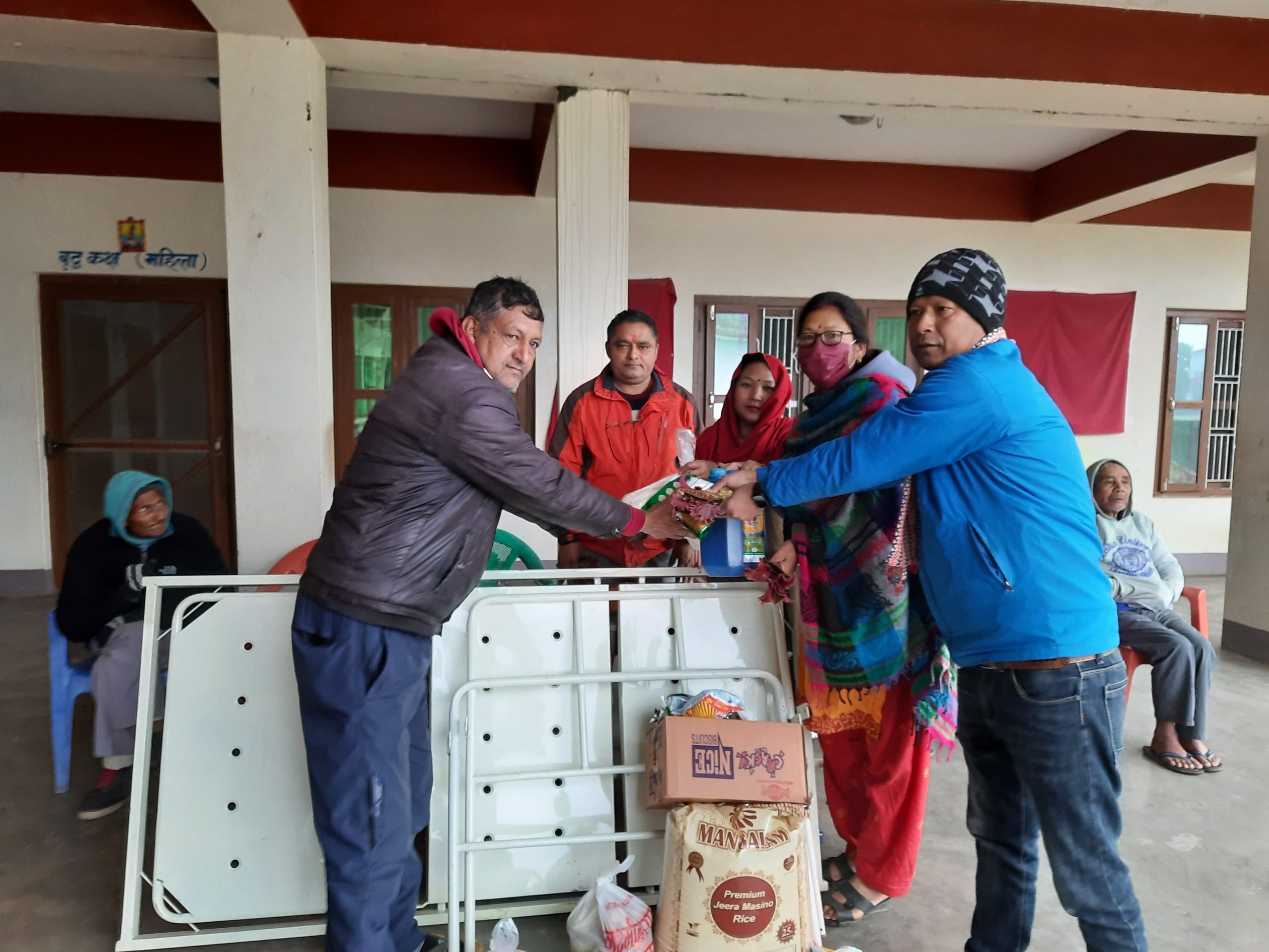 बुबाको सम्झनामा असहाय बृद्ध कल्याण समाज रत्ननगरमा सहयोग 