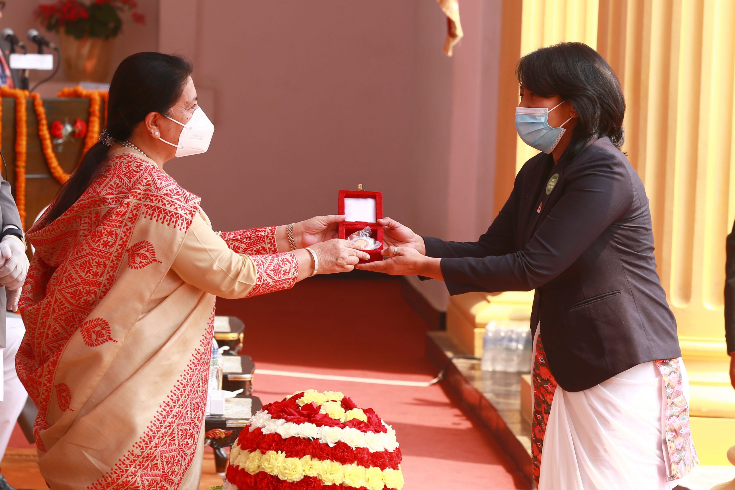 राष्ट्रपतिबाट विभिन्न क्षेत्रमा योगदान पु¥याएका महानुभावलाई मानपदवी, अलङ्कार र पदकबाट सुशोभन