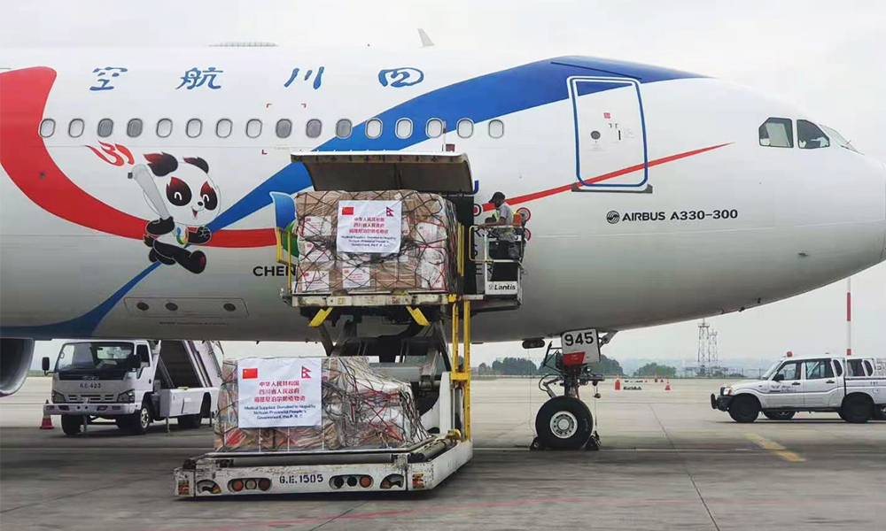 चीनको सिचुवान प्रान्तले उपलब्ध गराएको २ सय थान अक्सिजन  काठमाडौं आइपुग्यो