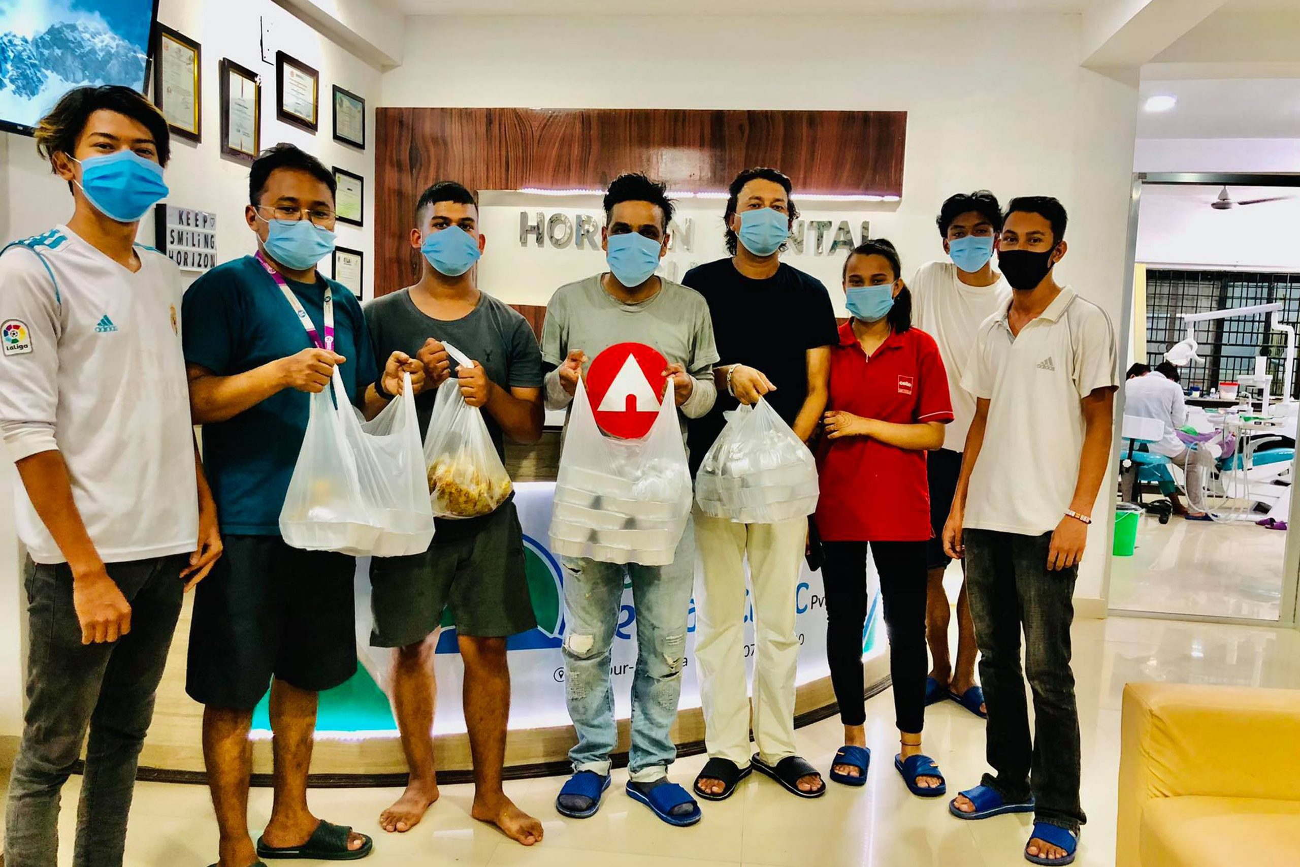 कोभिडपीडितका सेवामा जुटेका उदाहरणीय युवा