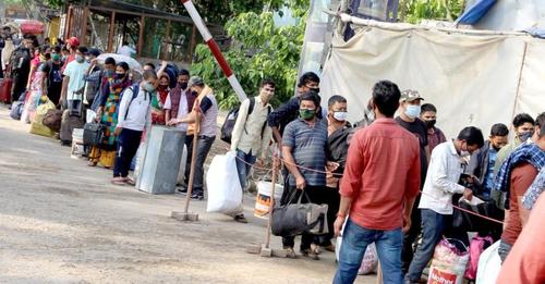 भारतमा रोजगारी गरी घर फर्किनेले गाउँमा बढ्यो चहलपहल