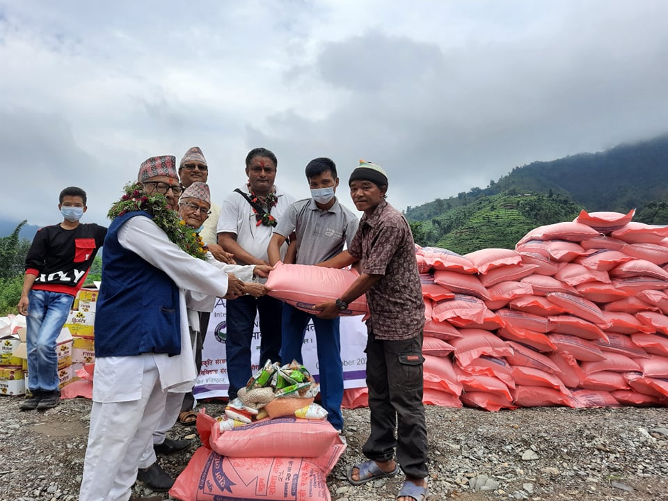 चितवनका बिपन्न १ सय २ चेपाङ घर परिवारलाई चाडपर्व मनाउन खाद्यान्न सहयोग 
