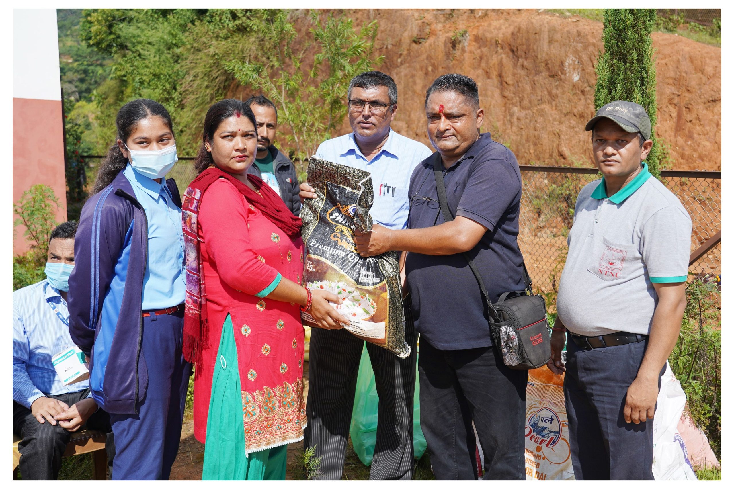 गोरखाको क्यामुनटार र नाम्जुङका १ सय ३६ बिपन्न परिवारलाई दशैं मनाउन खाद्यान्न सहयोग 