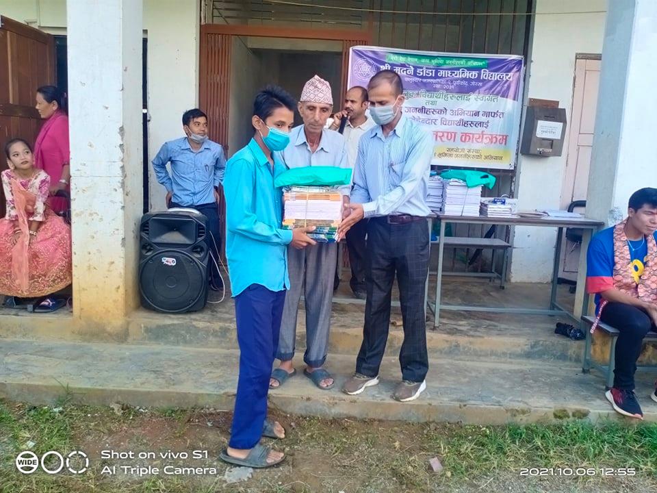 मदनेडाँडा मा.विका बिद्यार्थीलाई शैक्षिक सामग्री र बिद्यालय पोशाक वितरण