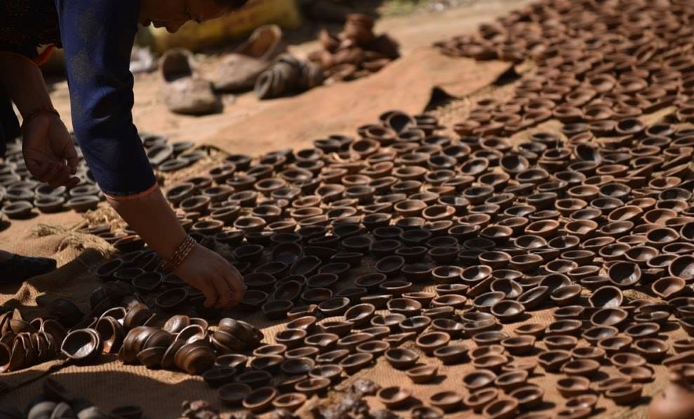 माटाका भाँडा बनाउन कुमालेलाई भ्याइनभ्याइ