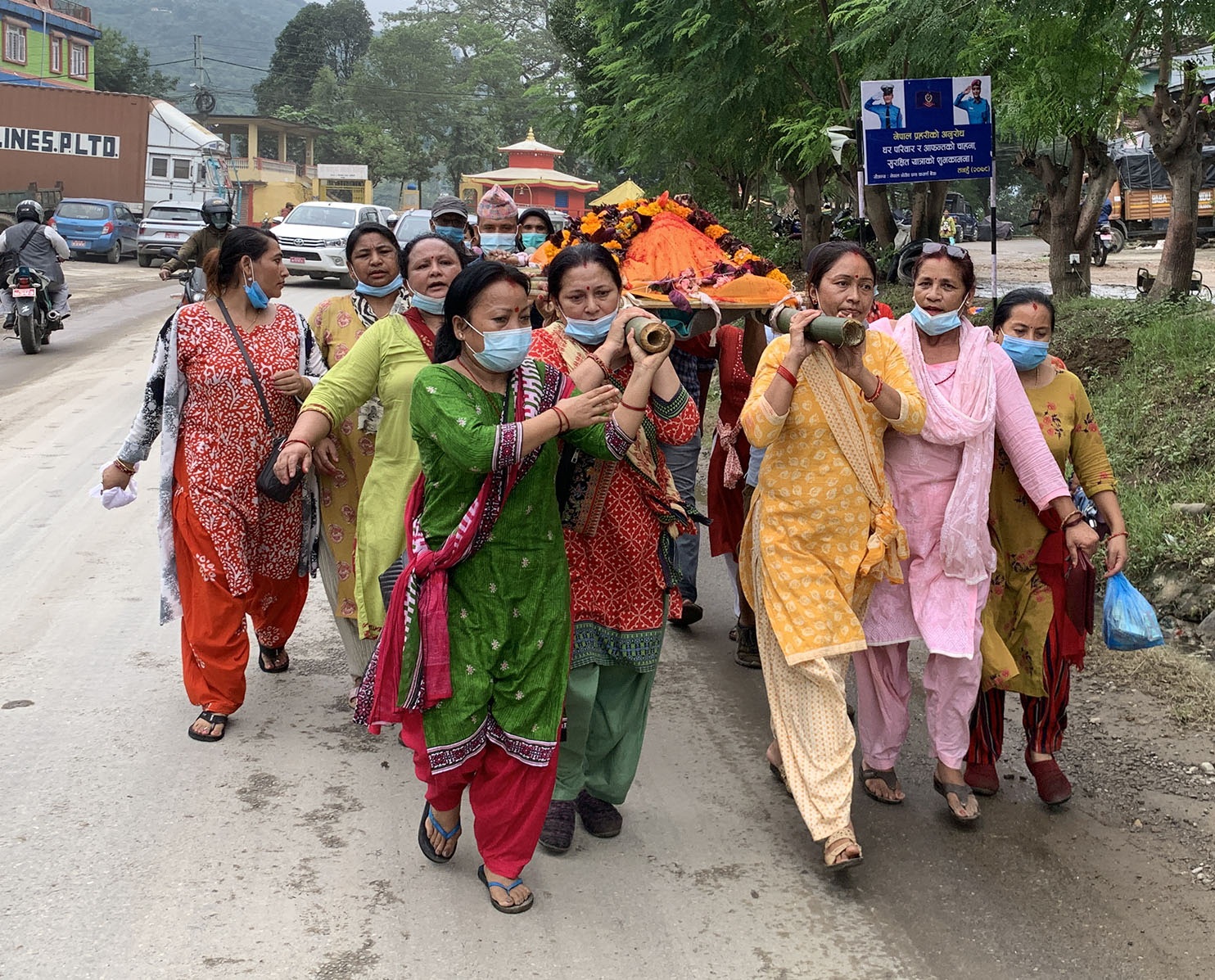 कुरुतीलाई तोड्दै महिला: शव बोकेर घाटसम्म पुर्‍याए