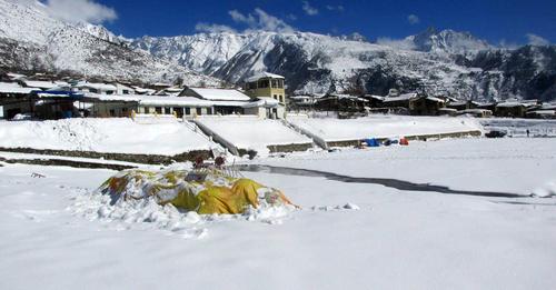 नाम्खाको तुम्लिङमा फसे चार विदेशीसहित १२ जना