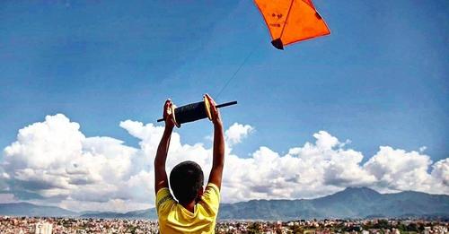 दीपावलीमा चङ्गा उडाउने सपना साँच्दै डोम बालबालिका