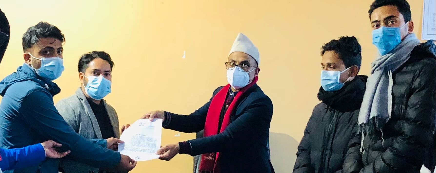 अनेरास्ववीयु नवलपुरद्वारा पेट्रोलियम पदार्थको मुल्य बृद्धि फिर्ताको माग गर्दै प्रधानमन्त्रीलाई ज्ञापन पत्र