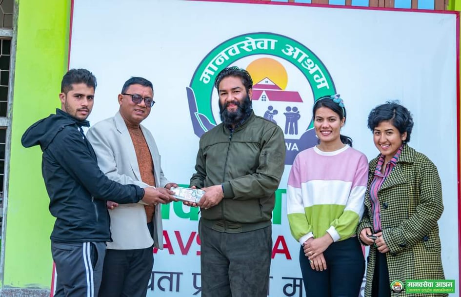 मानवसेवा आश्रमको एम्बुलेन्स खरिदार्थ हङकङका ब्यवसायी बन्जाराले दिए एक लाख रुपैंया