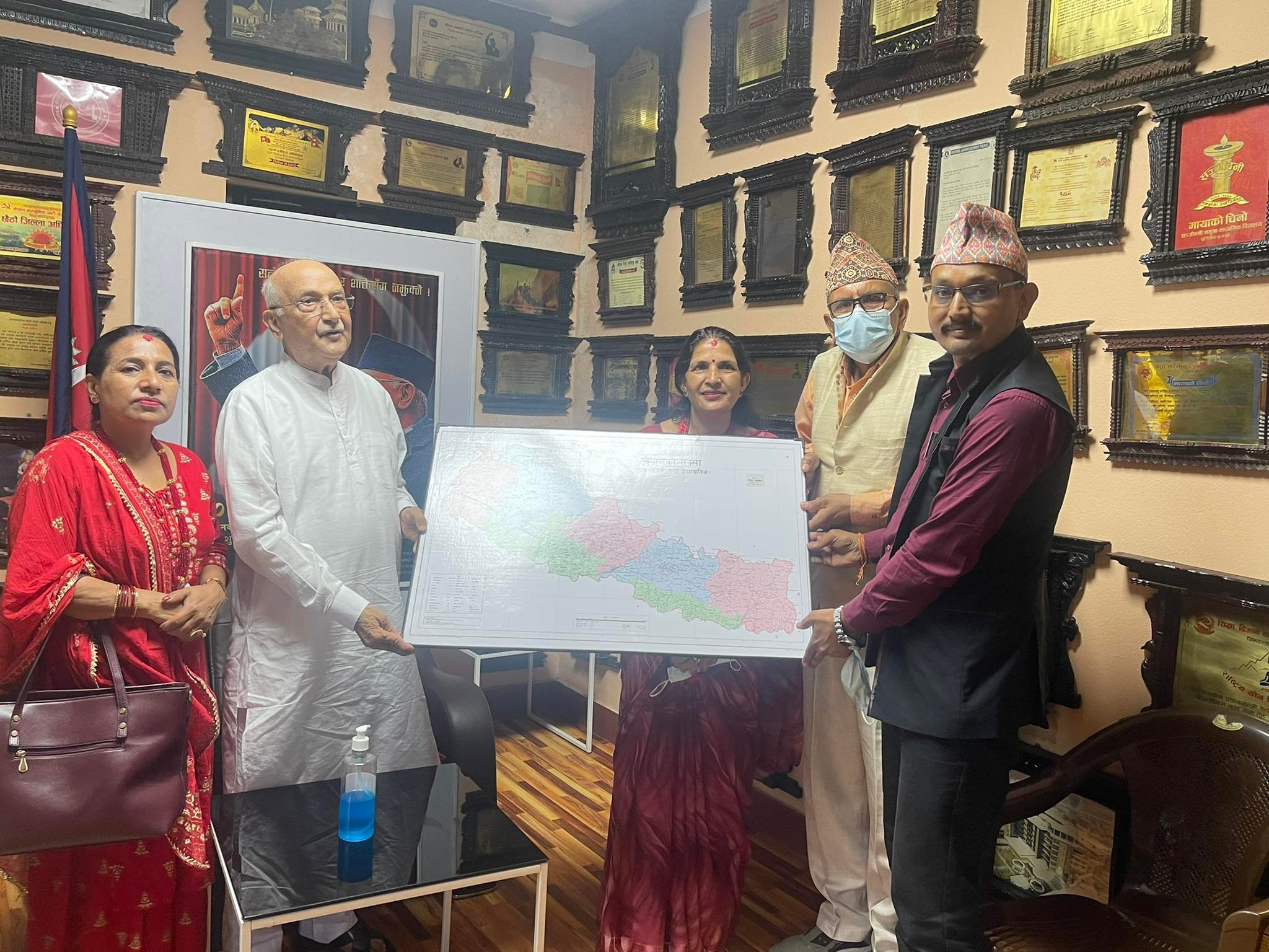 नेपाल चिनाउने अभियानमा रानीबनका अर्याल नयाँ नक्सा लिएर पुगे पुर्व प्रधानमन्त्री ओली निवास   