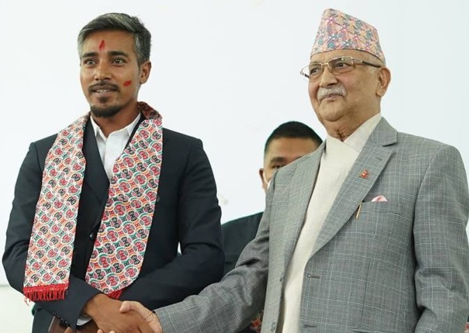 काठमाडौं क्षेत्र नम्बर ६ मा स्वतन्त्र चुनाव लड्ने घोषणा गरेका अब्दुस एमाले प्रवेश