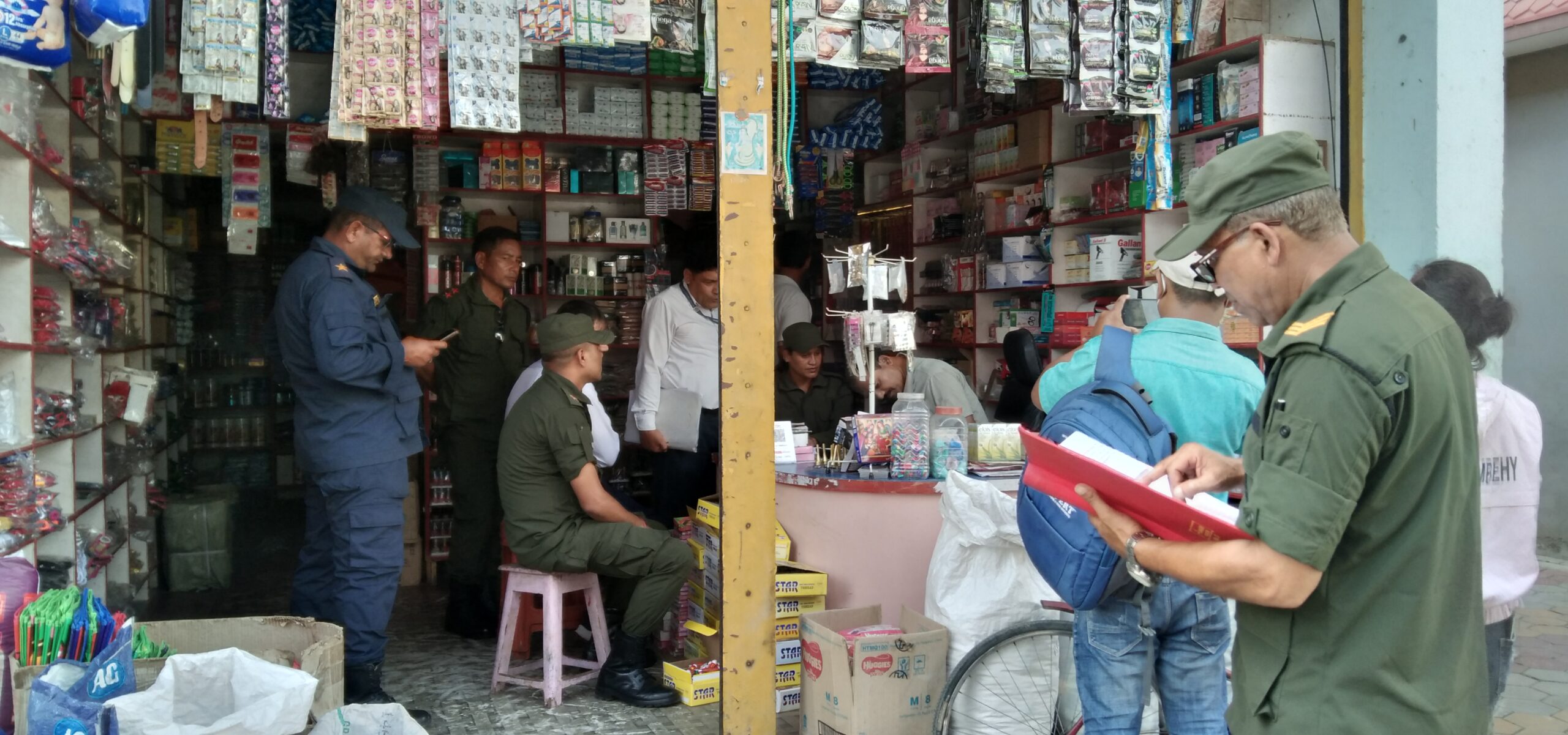 भरतपुरमा बजार अनुगमन तिव्र, होटल र पसलहरुमा गरियो छड्के अनुगमन