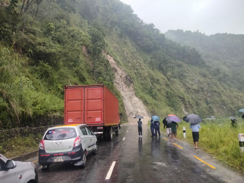 पहिरोले मध्यपहाडी लोकमार्ग अवरुद्ध