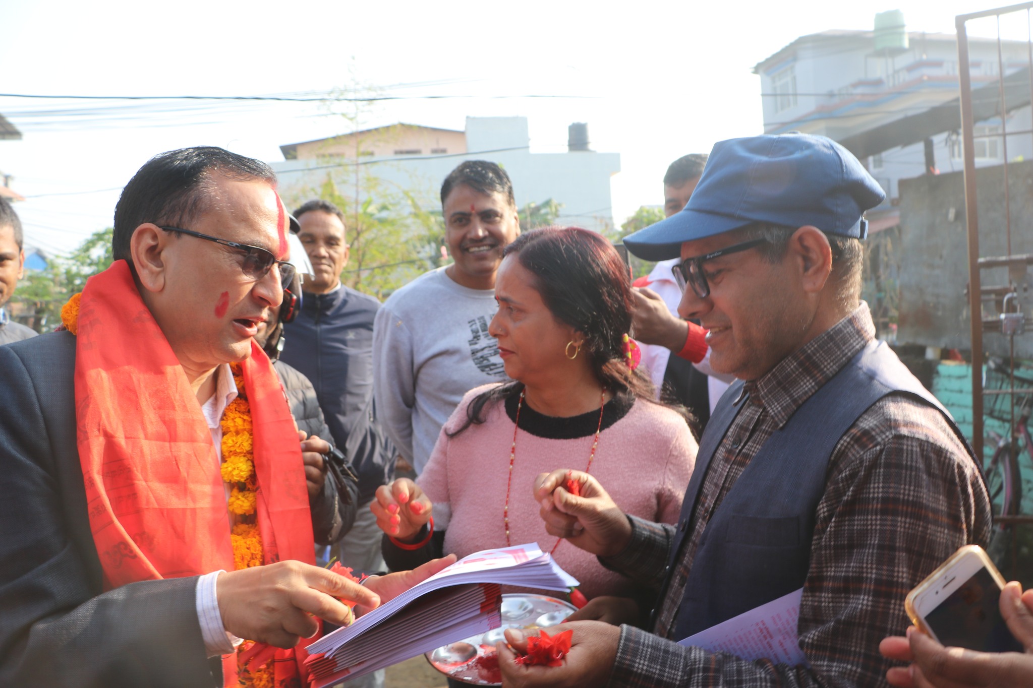 मतदाता रिझाउने अन्तिम कसरतमा चितवनका उम्मेदवार
