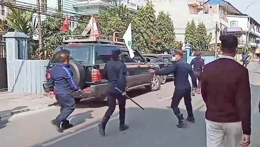 चितवन २ का कांग्रेस उम्मेदवार उमेश श्रेष्ठको गाडी भरतपुरमा तोडफोड
