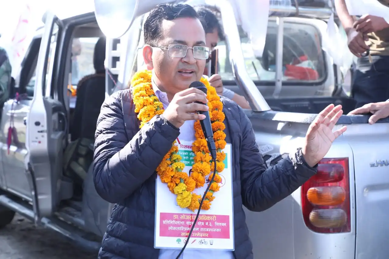 चितवनमा  डाक्टर अधिकारीको भोट माग्ने शैली: ‘थाइराइड ठीक छ ?’