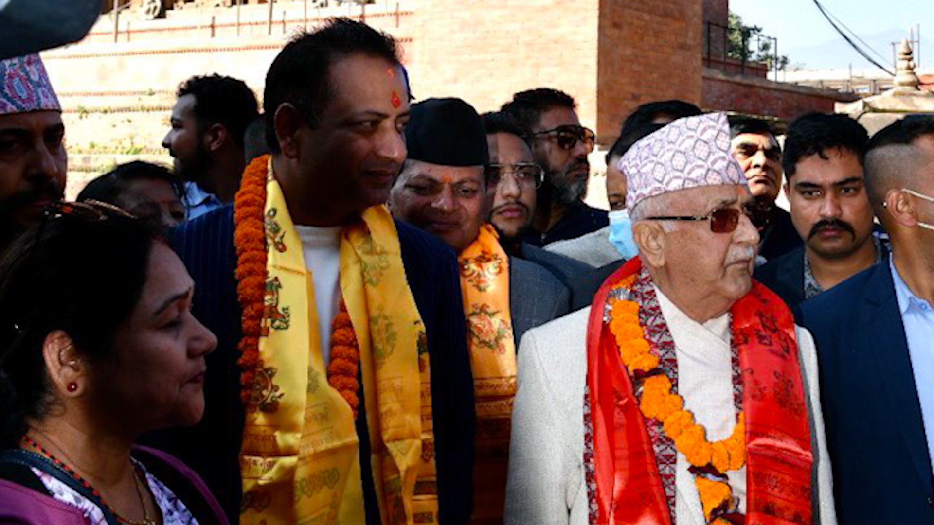 एमाले अध्यक्ष ओलीद्वारा त्रिपुरेश्वरको महादेव मन्दिरकाे दर्शन