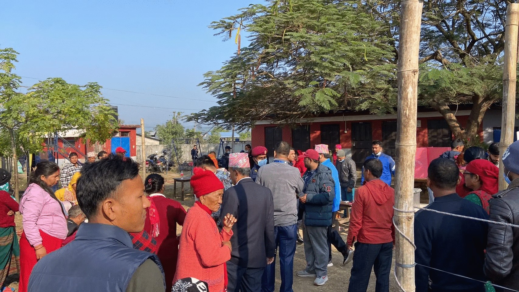 पूर्वी चितवनको राप्तीस्थीत ब्रम्हस्थानी स्कुलको मतदान केन्द्रमा प्रहरीद्वारा हवाई फायर