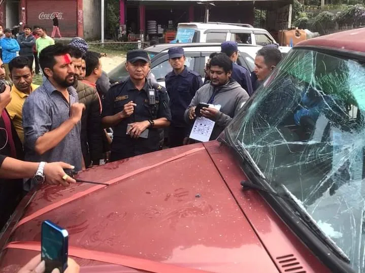 चितवनमा गठबन्धनका नेता कार्यकर्ताद्वारा रवि लामिछानेको प्रचारमा हिडेको गाडीमा तोडफोड