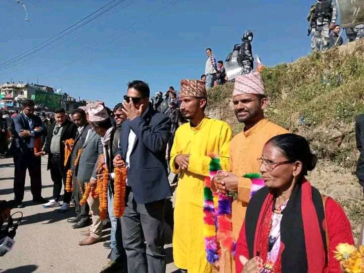 डडेल्धुरामा प्रधानमन्त्री देउवालाई स्वागत गर्न सागर ढकाल माला लिएर लाइनमा