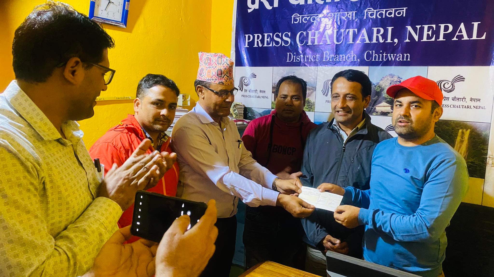 प्रेस चौतारी पत्रकार कल्याणकारी कोषमा समाजसेवी एवम् लेखक सन्तोष पन्तले गरे आर्थिक सहयोग