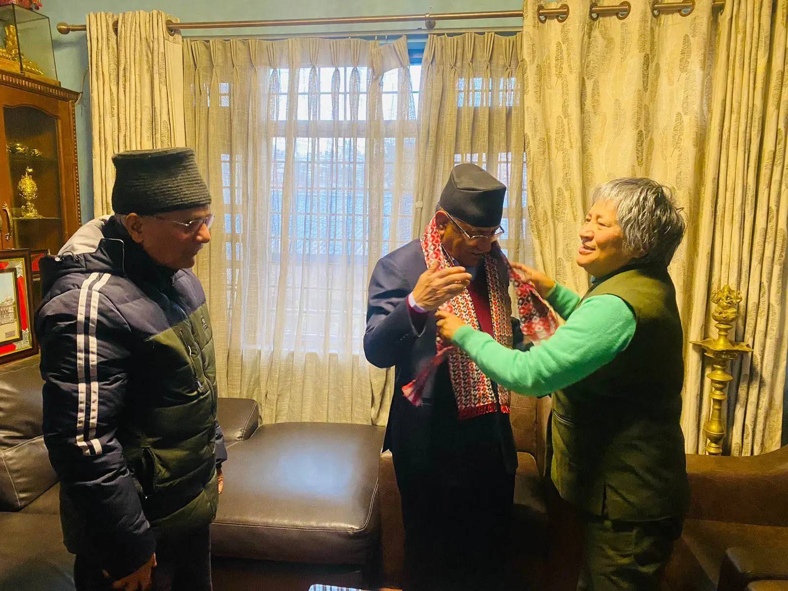 बाबुराम दम्पती खुमलटार पुगेर प्रचण्डलाई दिए बधाइ