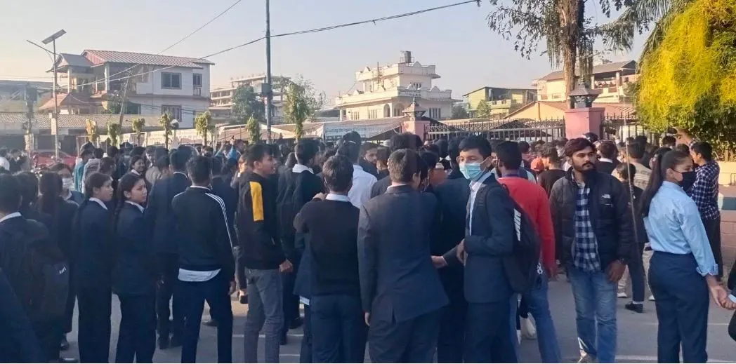 भरतपुरको अरोमा कलेजमा  शिक्षकले यौन दुर्व्यवहार गरेको भन्दै विद्यार्थीद्वारा प्रदर्शन