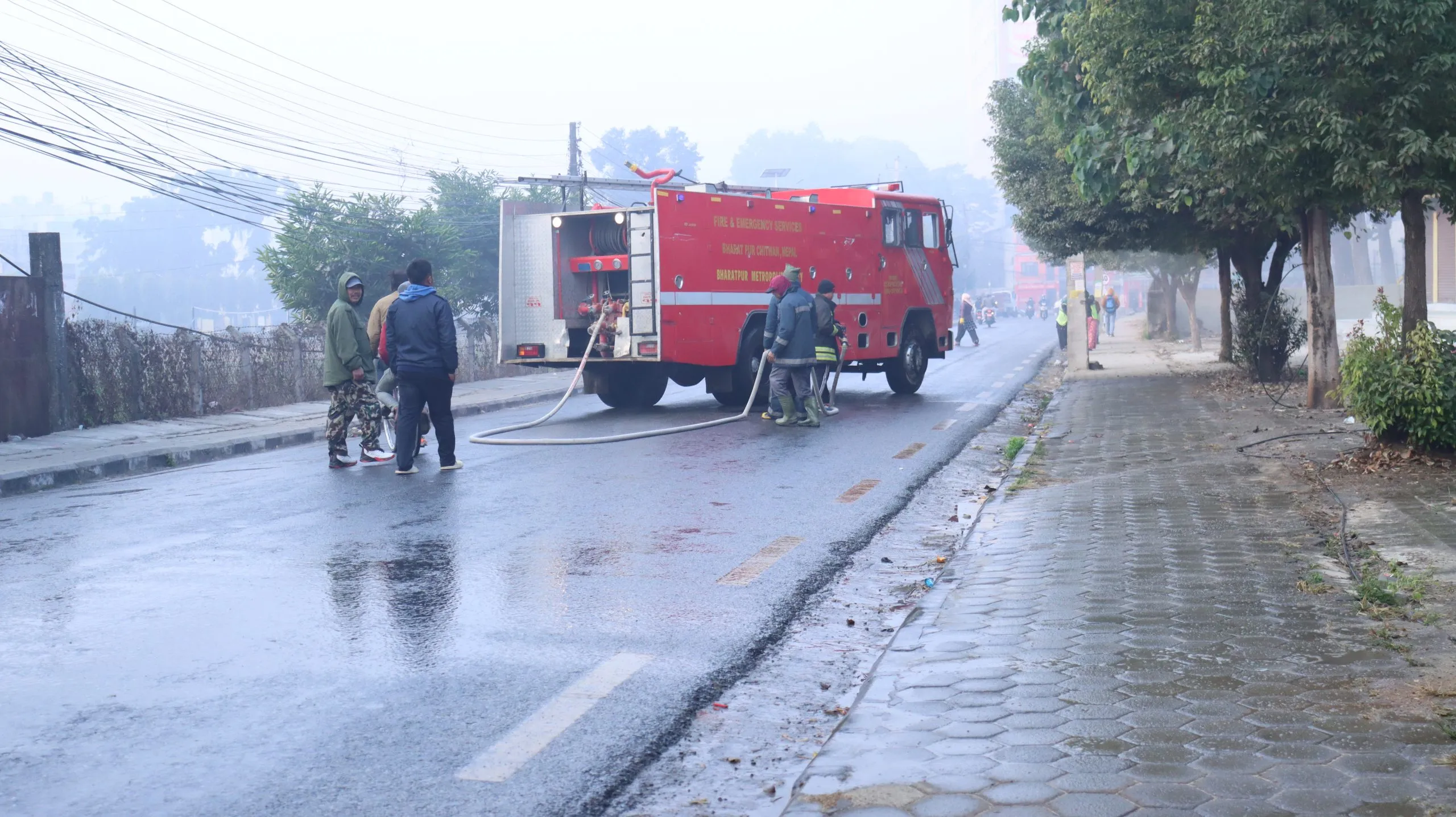 प्रधानमन्त्री प्रचण्ड आउने भएपछि भरतपुरका सडक धोएर सफा गरियो
