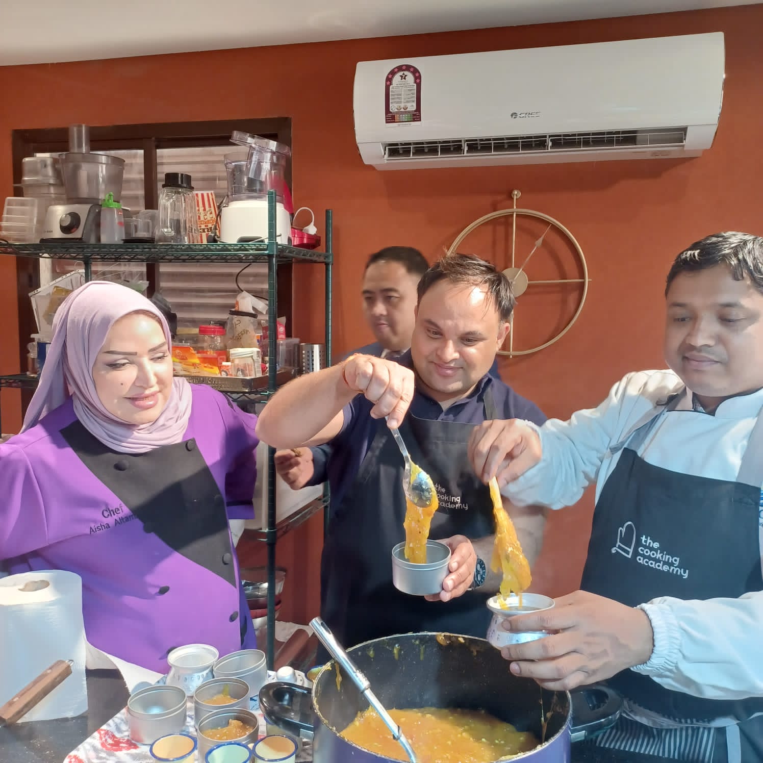 विश्वकपका अतिथिलाई खाना खुवाउँछन् विनोद