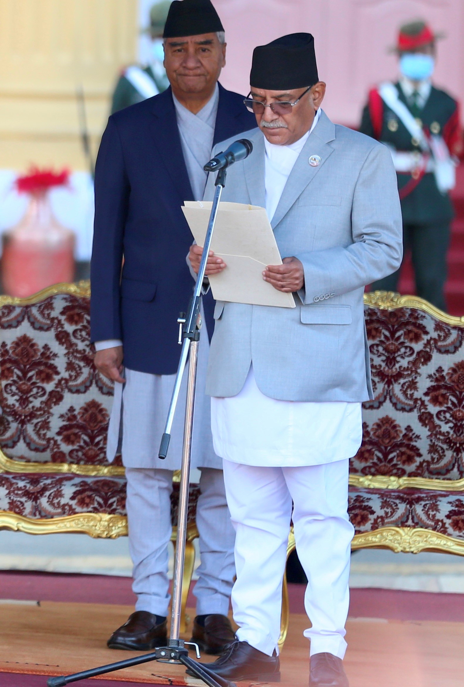 प्रधानमन्त्रीको शपथ लिन जब दाहाल दौरासुरुवालमा राष्ट्रपति निवास पुग्नुभयो…
