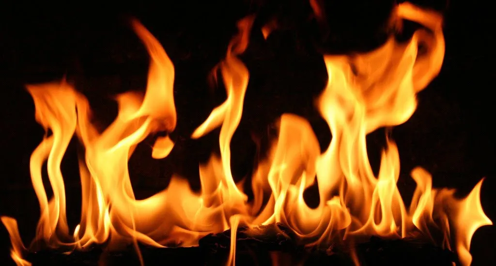 चितवनको खैरहनीमा आगलागी हुँदा दुई पसलमा क्षति