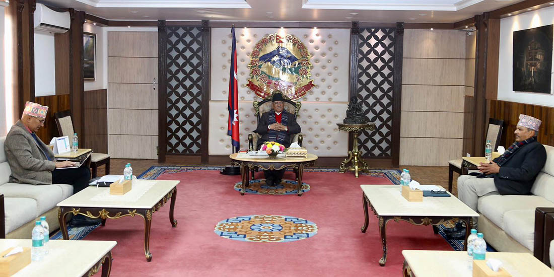 प्रधानमन्त्री प्रचण्डद्वारा अर्थमन्त्री र गभर्नरसँग छलफल