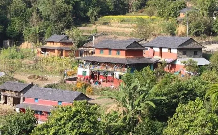 गाउँगाउँमा ढुङ्गा र खरले छाएर रातोमाटो र सेतो कमेरोले पोतिएका घर हराउँदै