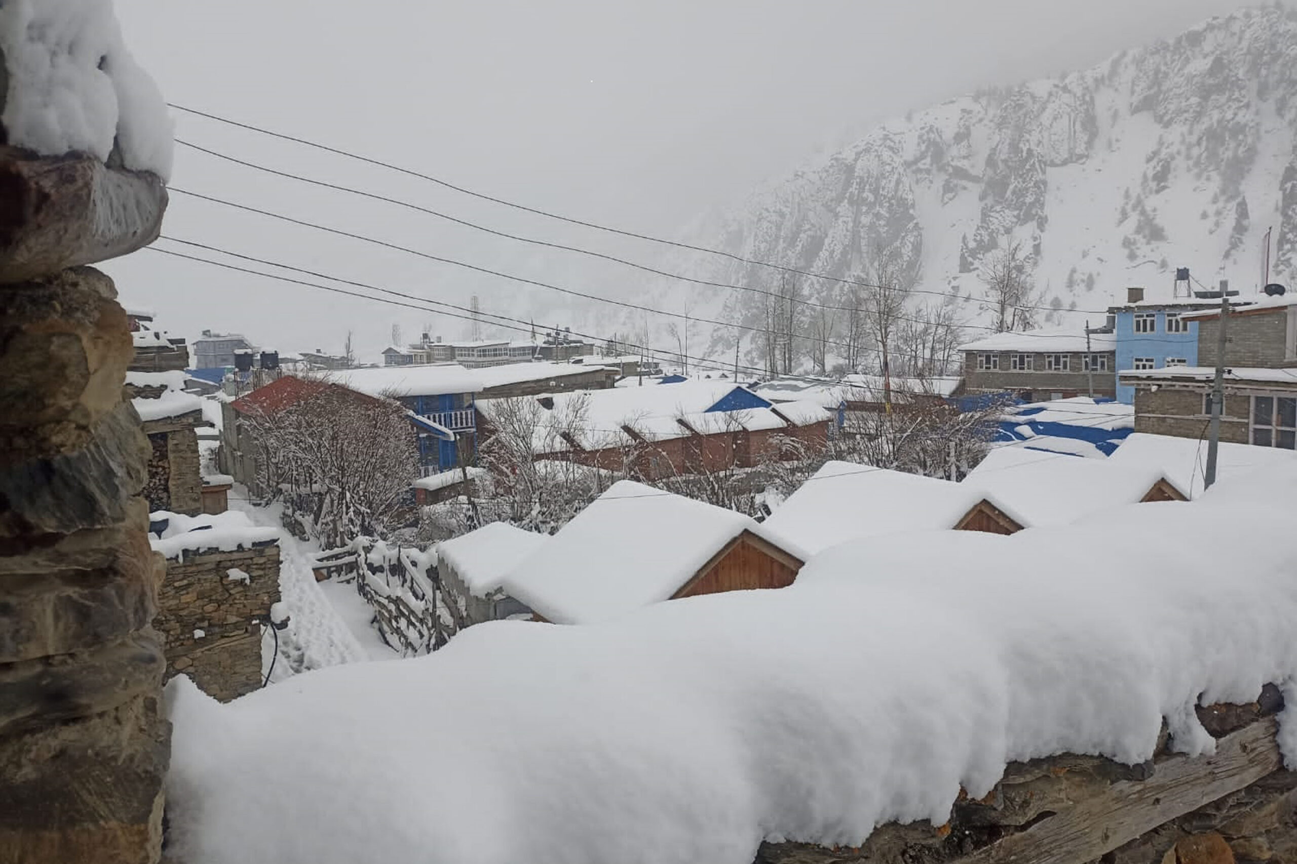 मनाङमा हिमपात