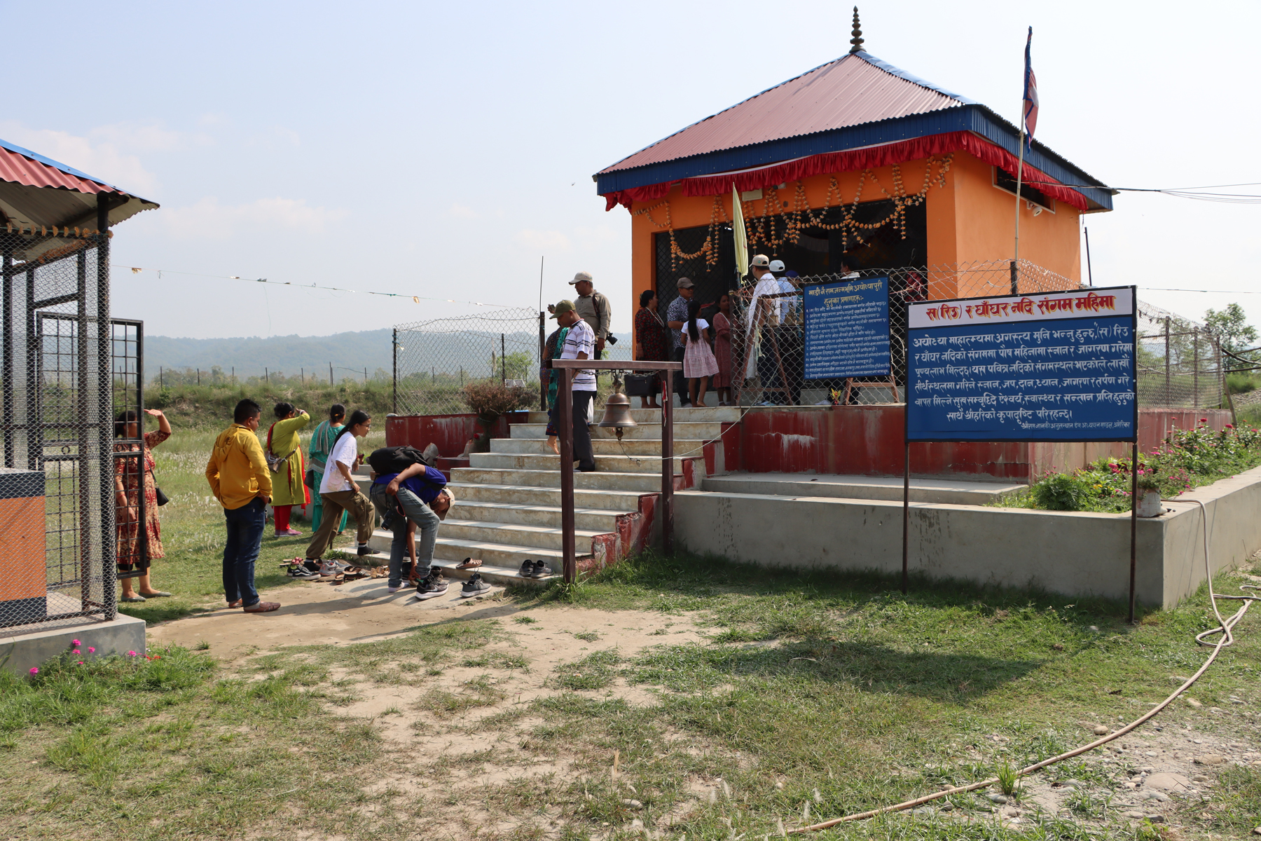 चितवनको माडीस्थित अयोध्यापुरीमा रहेको राममन्दिरमा भक्तजन