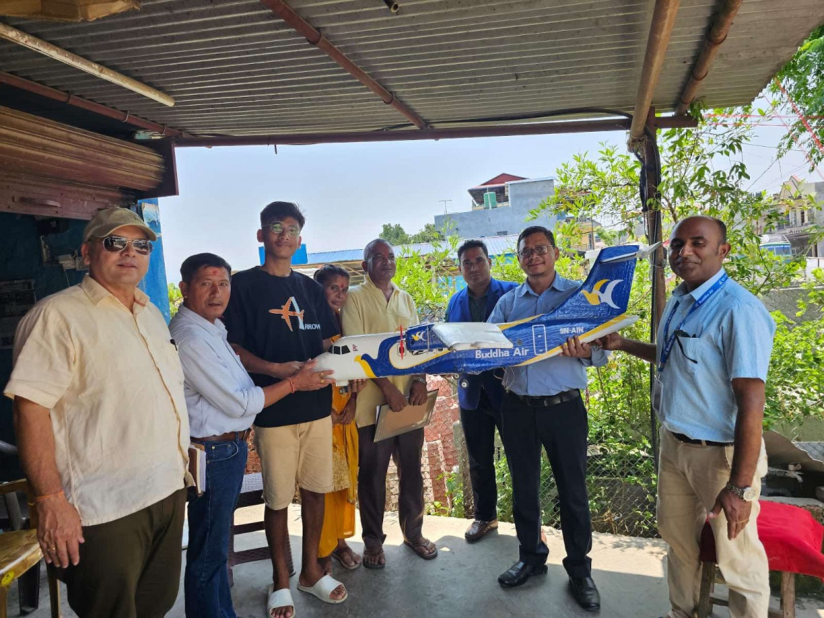 नमूना जहाज बनाउने चितवनका अभयलाई बुद्ध एयरले दियो १ लाख