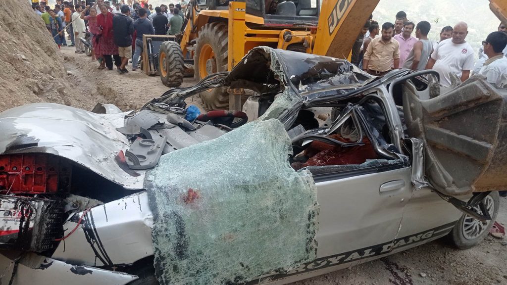 स्वर्गद्वारी मन्दिर दर्शन गरेर फर्कँदै गरेका तीर्थयात्री सवार कार दुर्घटना हुँदा ८ जनाको मृत्यु