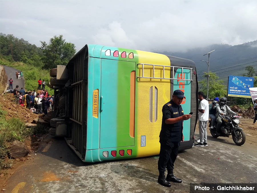 भारतीय पर्यटक सवार बस धादिङमा दुर्घटना: एक बालकको मृत्यु, १२ जना घाइते