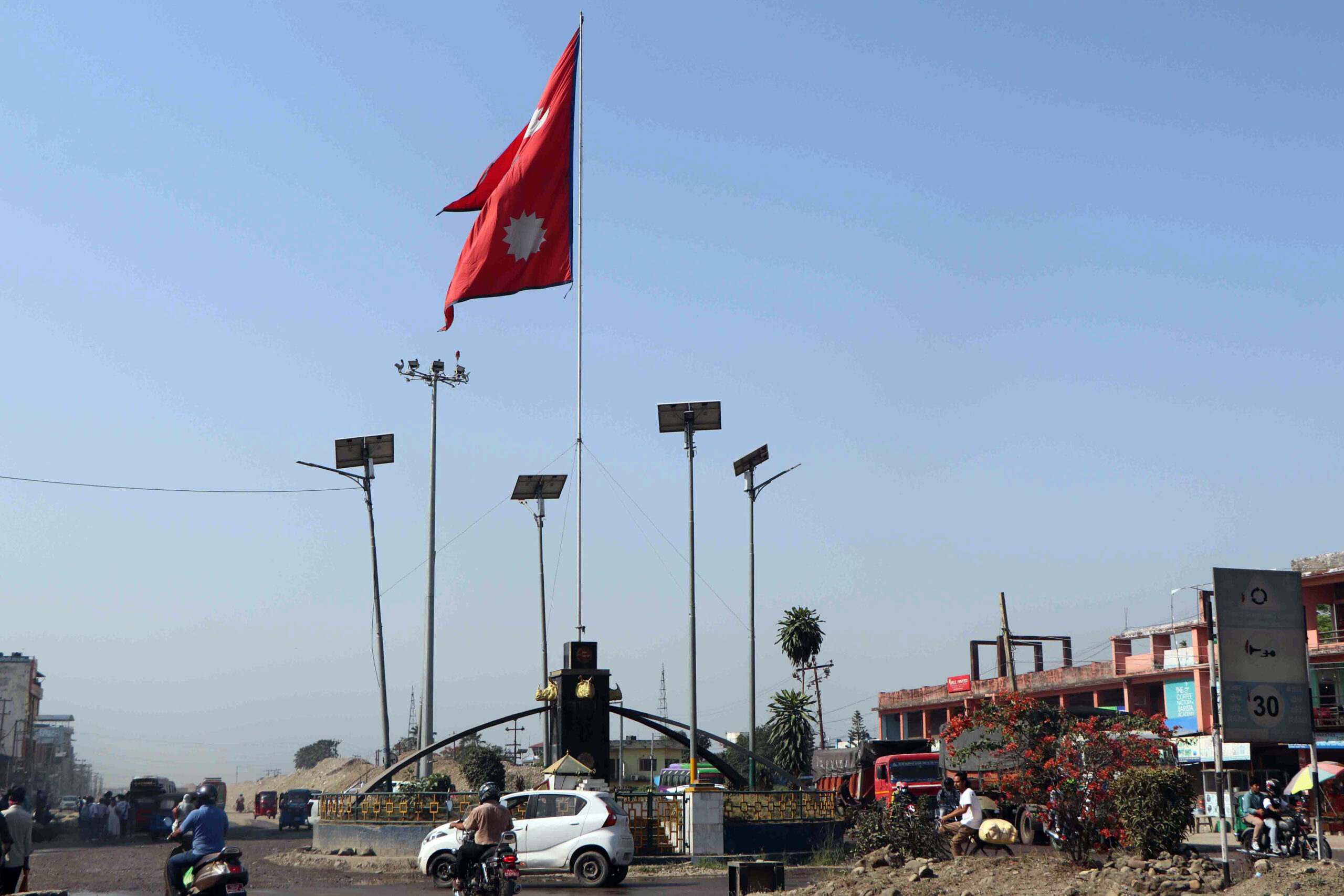 भरतपुरको चौबिसकोठी चोकमा फहराउँदै गरेको राष्ट्रिय झण्डा