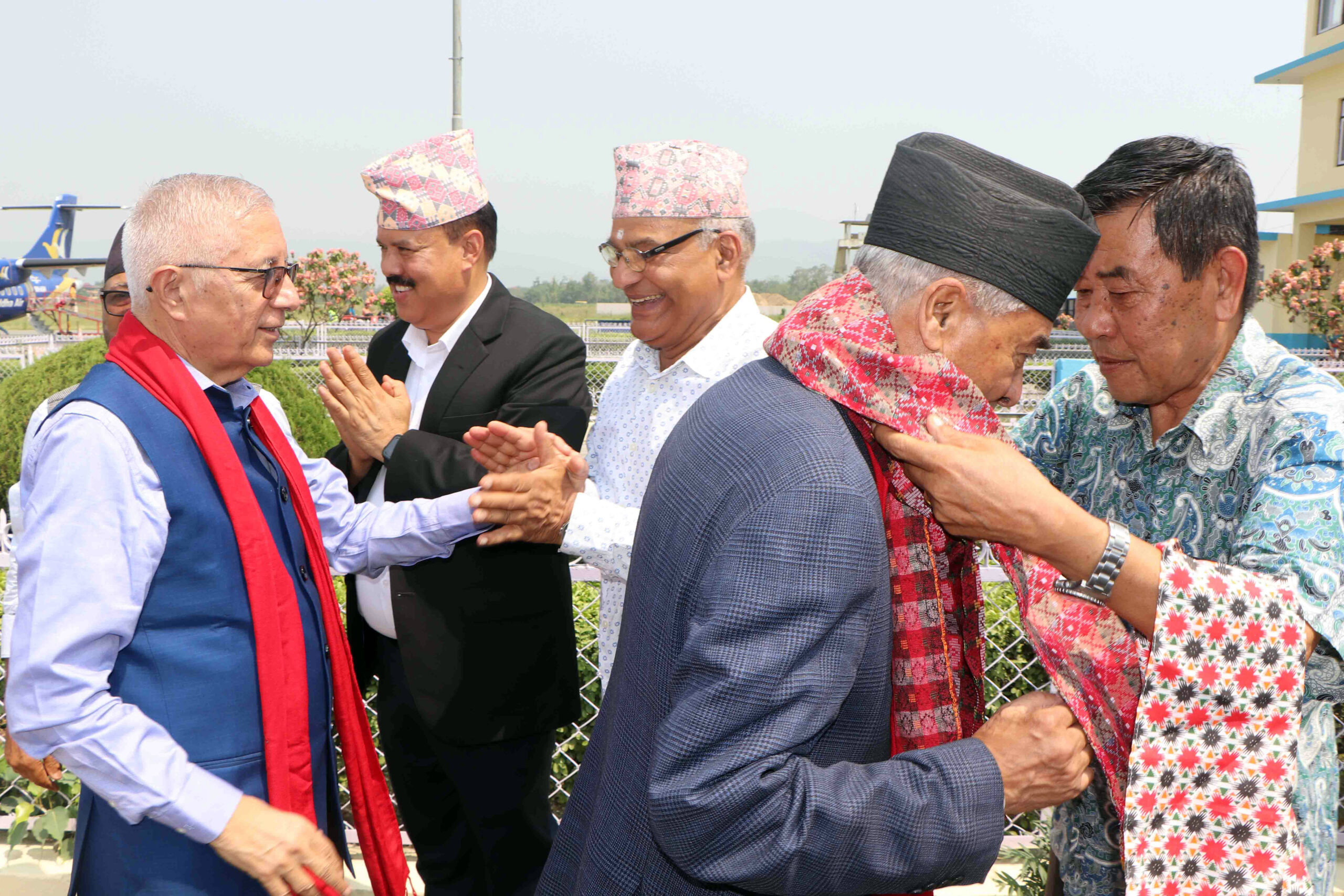 काँग्रेस सभापति देउवा र  डा कोइराला चितवनमा