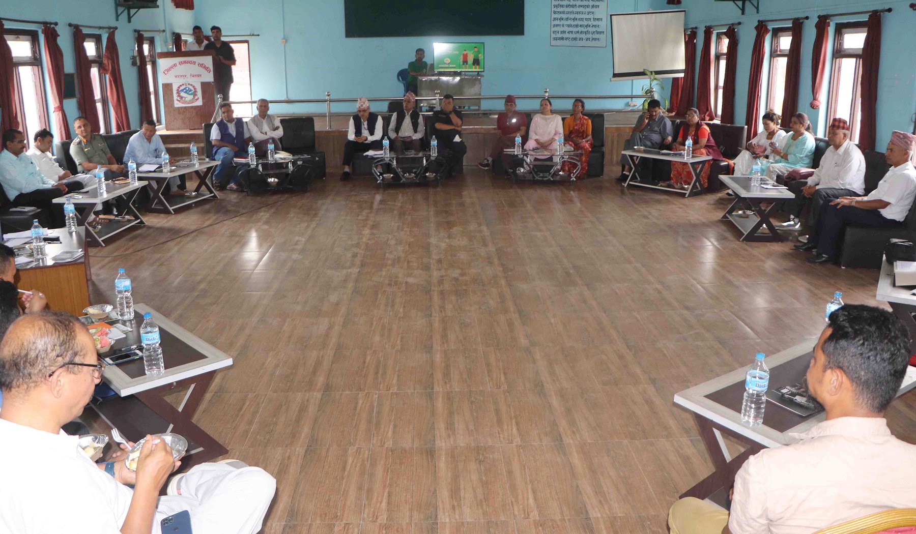 चितवनका स्थानीय सरकार प्रमुखसँग गुनासै गुनासा