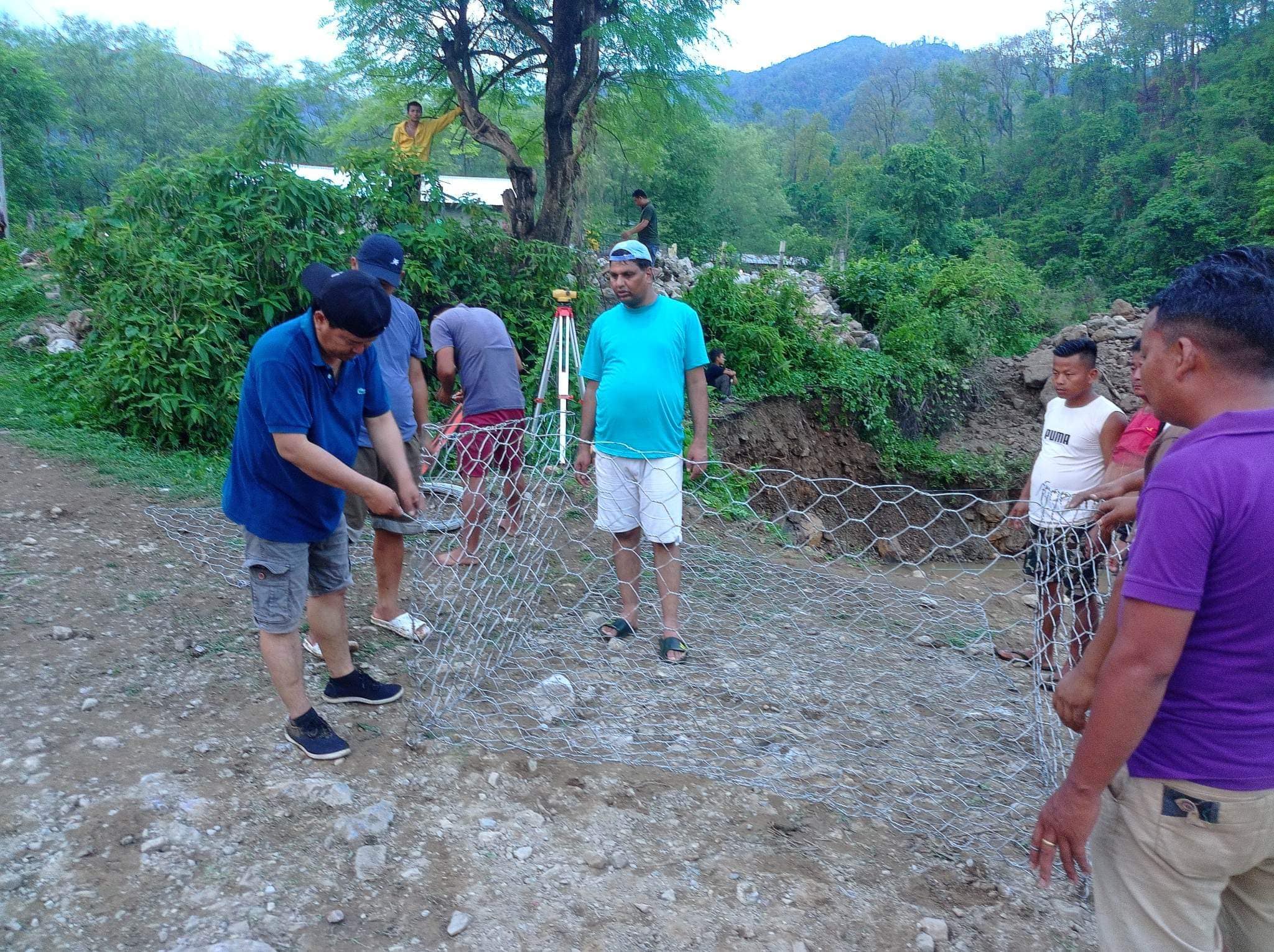 श्रमदानबाट पुल निर्माण गर्दै चितवनको इच्छाकामना गाँउपालिका