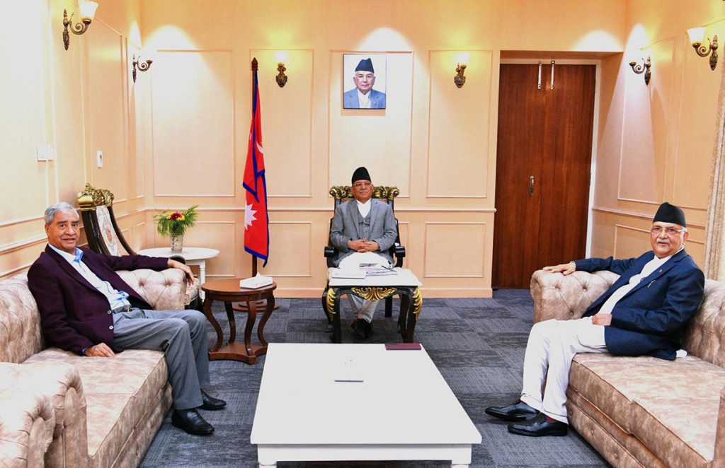 बालुवाटारमा देउवा र ओलीसँग प्रचण्डको छुट्टाछुट्टै भेटवार्ता