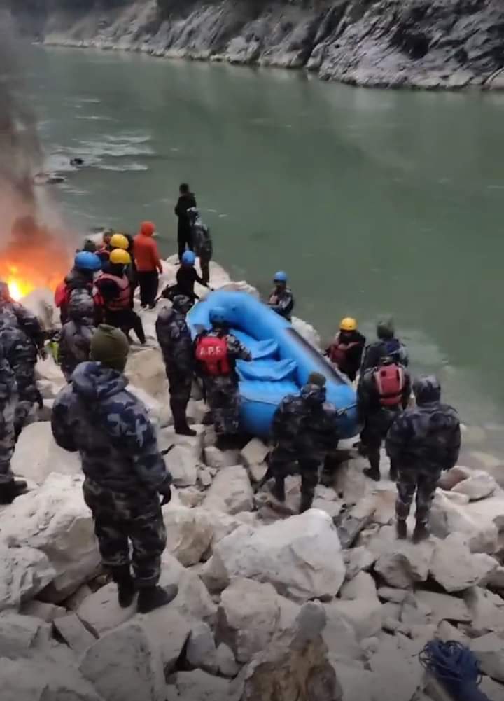 नारायणगढ – मुग्लिन सडक खण्डको ३ नम्बर पुलबाट गाडी त्रिशुलीमा खस्यो