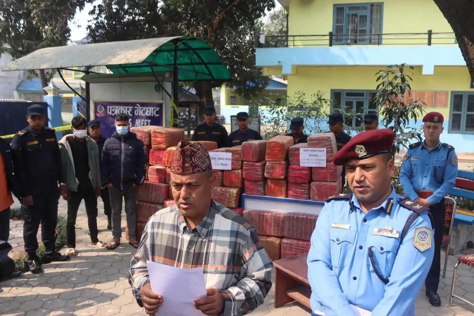 चितवनमा ५ सय ४२ केजी गाँजासहित दुई जना पक्राउ