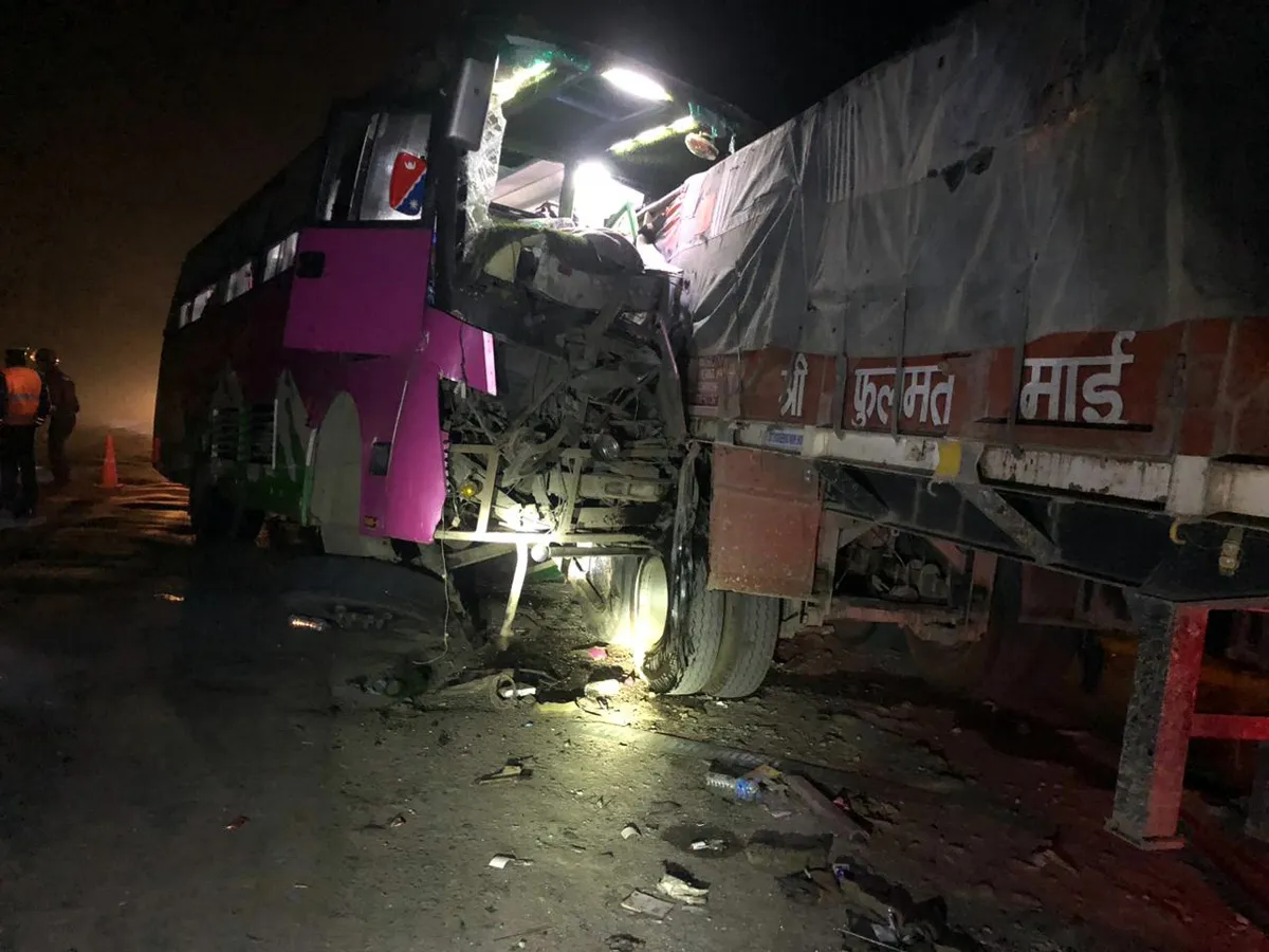 चितवनमा बस दुर्घटनामा २० जना घाइते