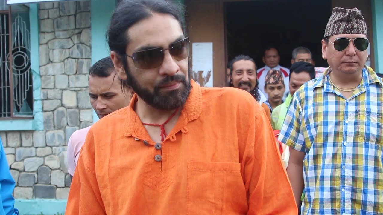 चितवनमा पूर्वयुवराज पारसले विद्यार्थी बोकेको बसलाई पेस्तोल ताकेको अभिभावकको दाबी, के भन्छ प्रहरी ?